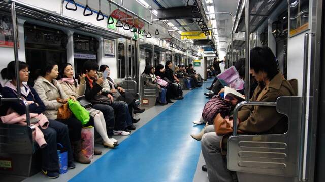 Una espaola se muda a Corea del Sur y acaba llorando en el metro: 'Quiero volver a mi pas'